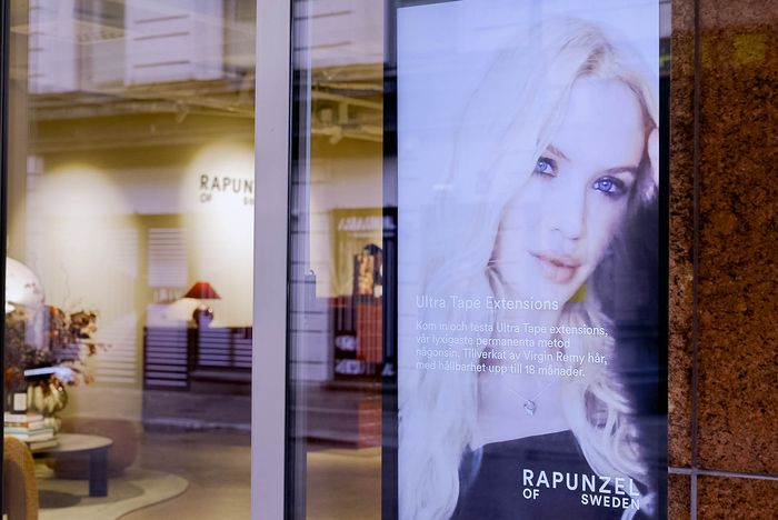 Skärm i fönstret mot gatan hos Rapunzel of Sweden