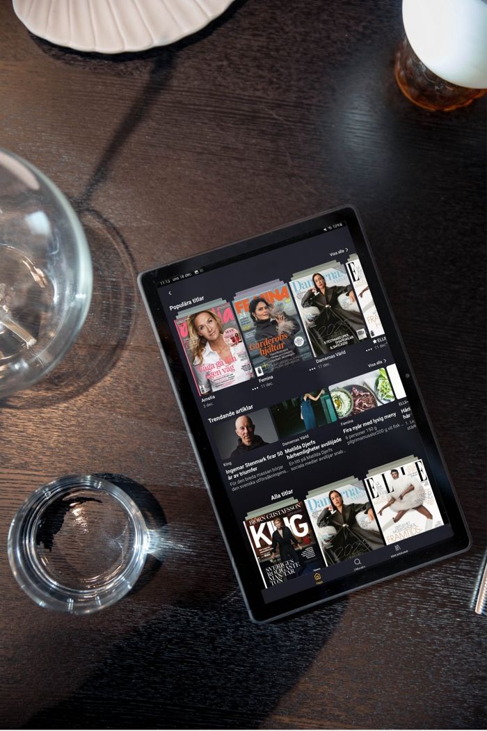 Surfplatta med Digmi Marketplace på ett bord i salongen