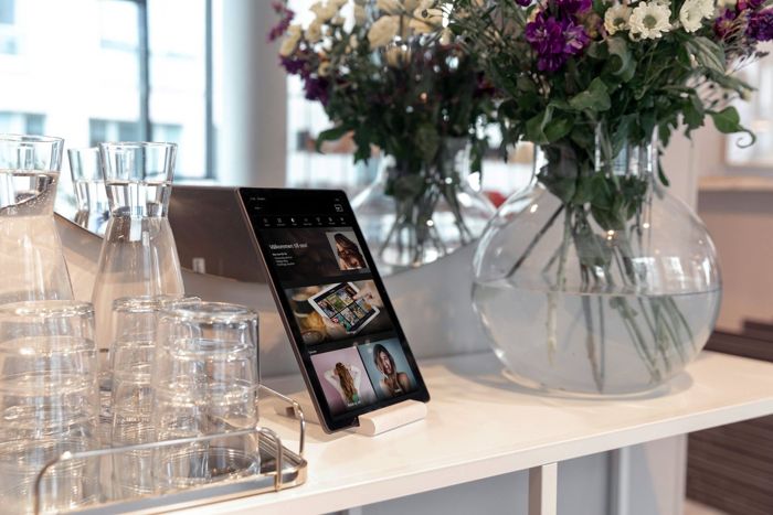 Surfplatta med Digmi Marketplace på en disk med blommor