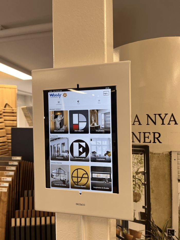 Surfplatta med Digmi Marketplace i väggfäste i en butik