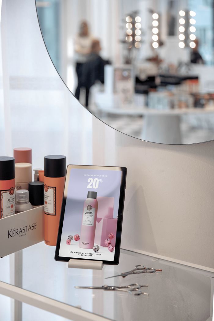 Surfplatta med produktkampanj vid salongens disk