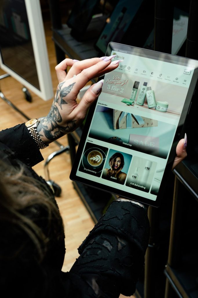Besøgende, der kigger på produkter i Digmi Marketplace