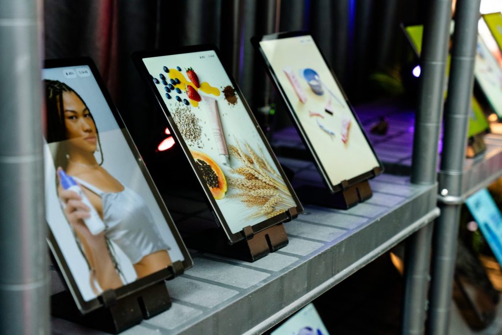 Tablets med produktkampagner på standens hylder